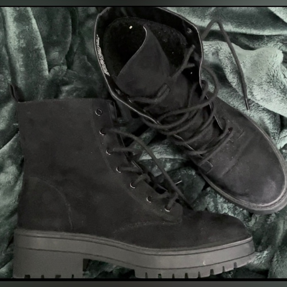H&M DIVIDED Chunky Boot - Ankle High Boots with lacing at front.